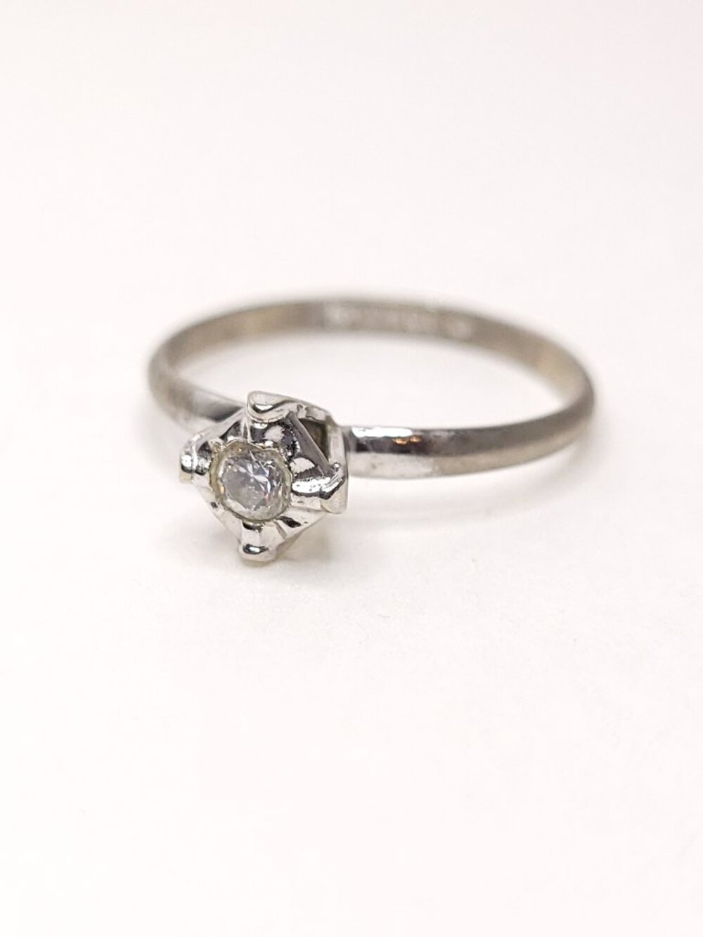 Illusion Head Solitaire 18K HGE Ring